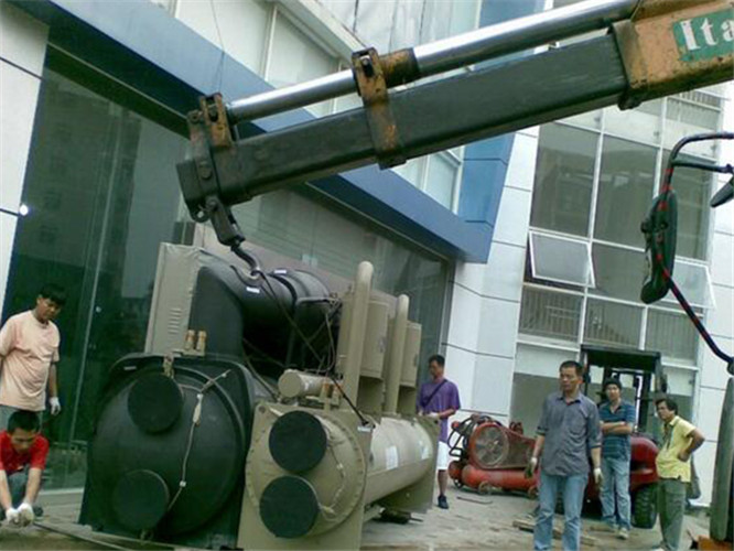 文登区随车吊和汽车吊的核心区别是什么？哪种更省钱？